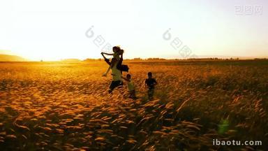 爸爸带着孩子在金黄色麦田中奔跑